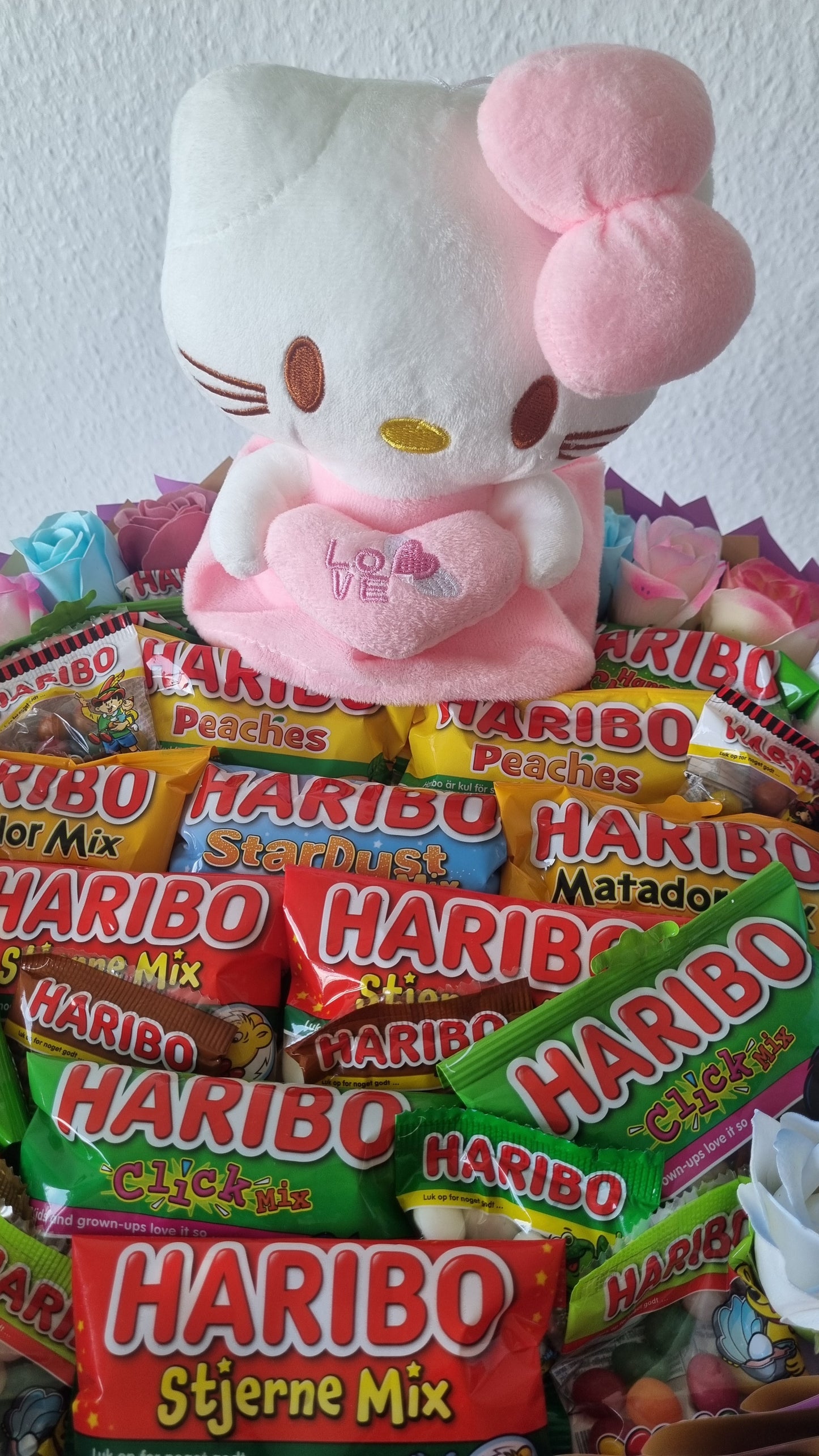 Farverig Buket med Haribo og Sæberoser